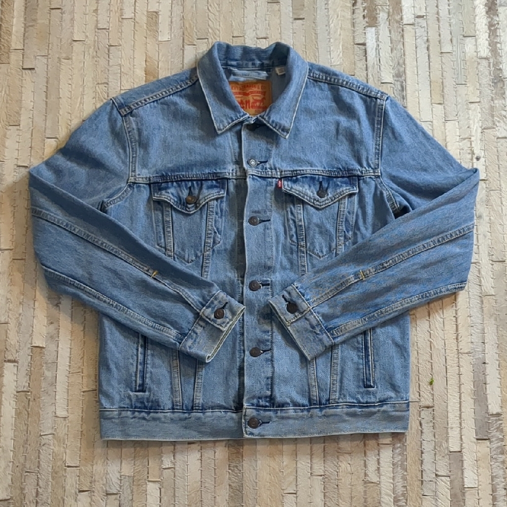 Levi's Men's Light Wash Denim Trucker Jacket